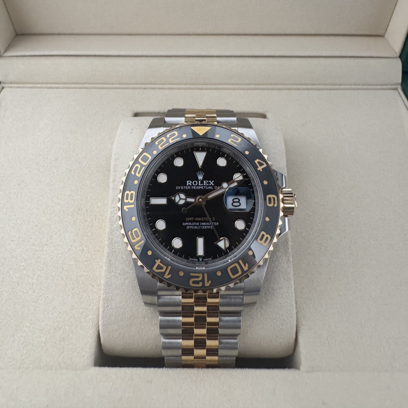 Relógio Rolex em caixa aço e dourado, mostrador preto com data 27