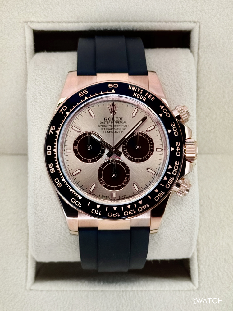 Relógio Rolex com mostrador champanhe e pulseira de borracha preta na caixa