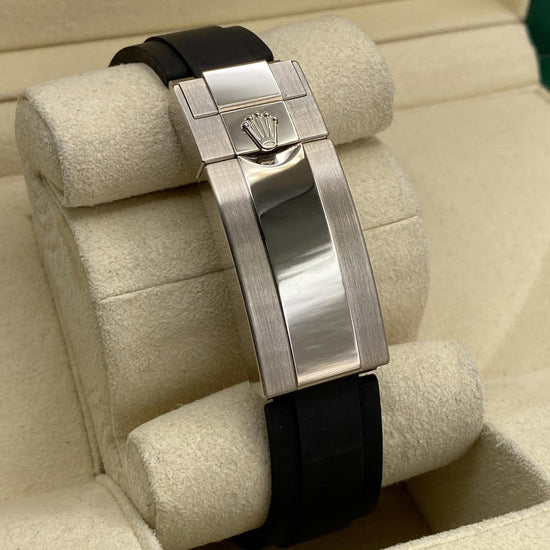Relógio Rolex automático com fecho metálico e pulseira de borracha preta.