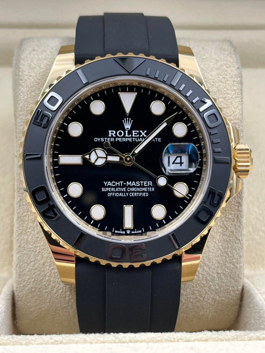 Relógio Rolex Yacht-Master em aço dourado, mostrador azul e pulseira preta de silicone
