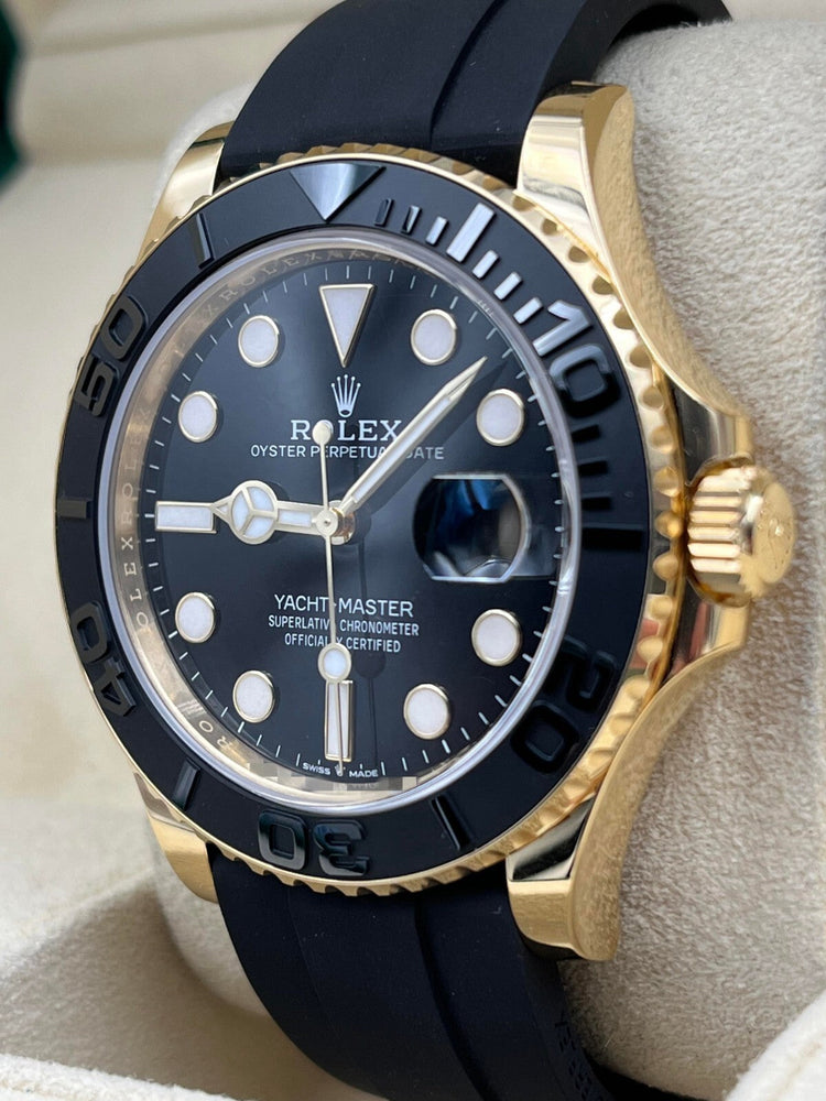 Relógio Rolex Yacht-Master com moldura preta e mostrador azul, pulseira preta