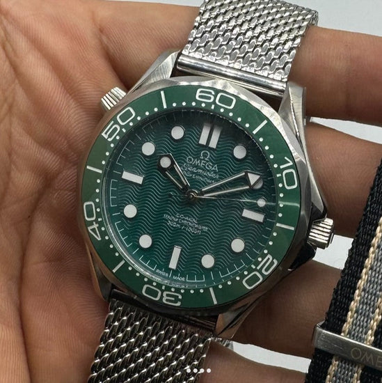 Relógio Omega Seamaster Diver 300M com mostrador verde e pulseira de aço em malha