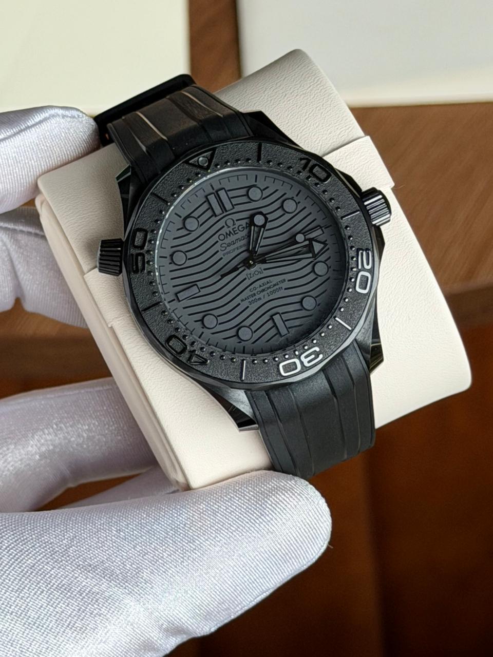 Relógio de mergulho com pulseira preta e mostrador escuro com ponteiros e detalhes