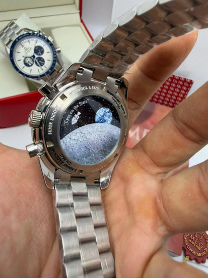 Fundo do relógio Omega Speedmaster em aço com inscrições, pulseira de elos metálicos