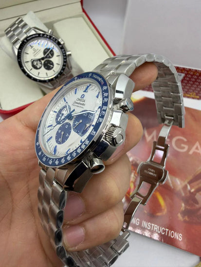 Relógio Omega Speedmaster Snoopy com caixa de aço e mostrador azul, em ângulo lateral
