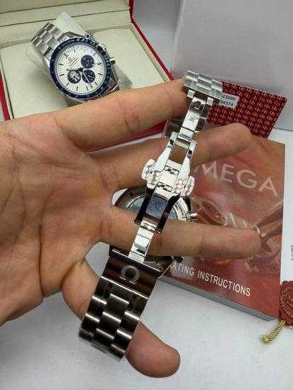 Fecho da pulseira de aço do relógio Omega Speedmaster Snoopy com elos metálicos