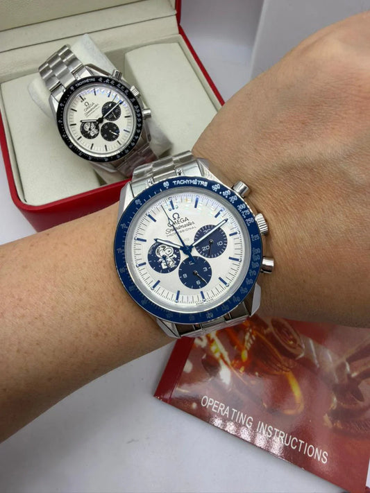 Relógio Omega Speedmaster Snoopy azul no pulso com pulseira de aço e submostradores